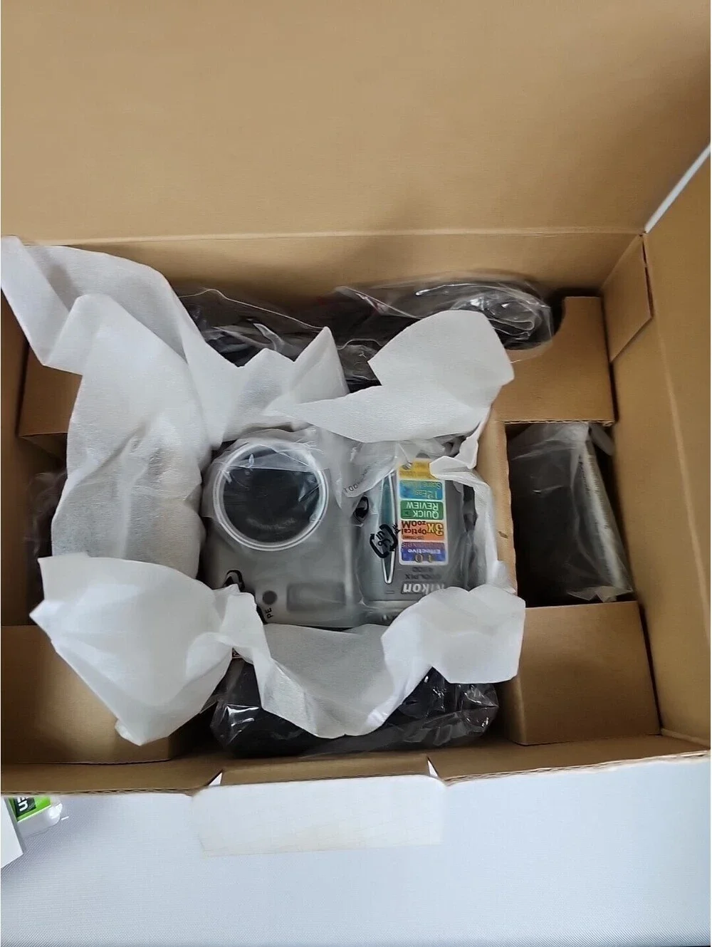 New Nikon COOLPIX 4200 4.0MP Digital Camera Silver Box Manual & Battery Charger